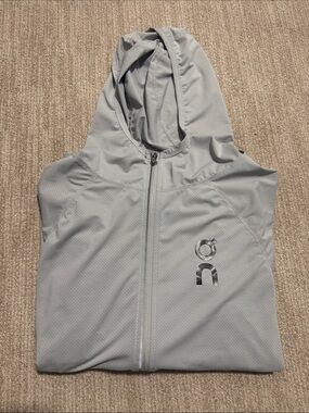 On Running Mens M Gray Performance Jacket Water Resistant Lightweight Running